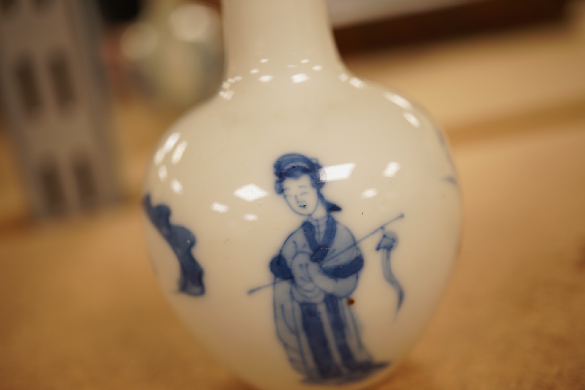 A Chinese miniature blue and white vase, 9.5cm high